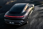 Porsche впервые объединила две краски Chromaflair с цветовыми градиентами в Taycan Turbo S Celestial Jade