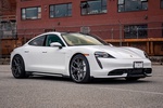 В 2021 году электрический Porsche Taycan продавался лучше, чем 911